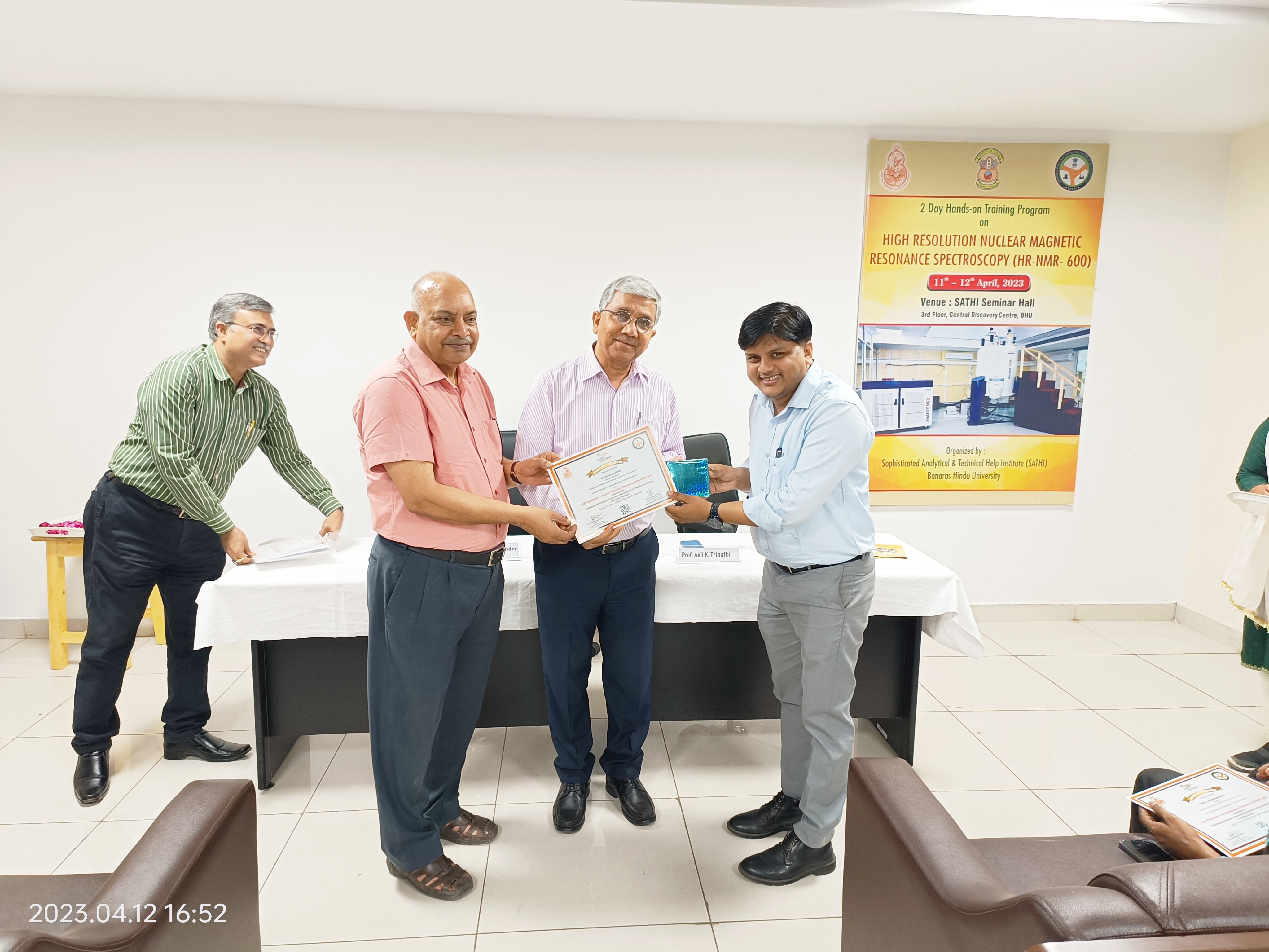 A token memento given to Dr. Chandan Singh for his contribution as a Resource person by Prof. Anil K. Tripathi, Coordinator, SATHI-BHU & Director, ISc, BHU 